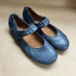 Taos Footwear Strapeze Dark Blue Leather Mary Jane Flats. Size 8-8.5/EU 39